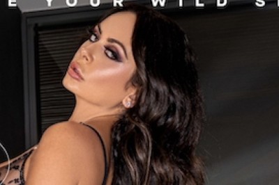 Kiki Klout Returns to the Garden City to Sign at EXXXOTICA’s Most Popular Booth